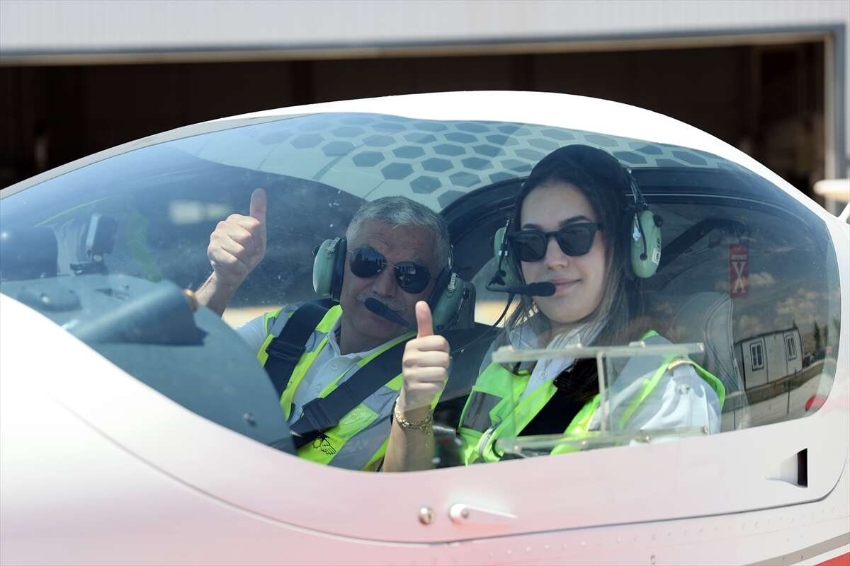 Konya’da pilot kızının Babalar Günü sürprizi havalara uçurdu 2